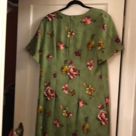 Gorgeous Dress! - Picture 4 of 4